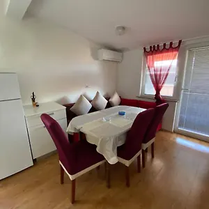 Apartman Renic, Nin
